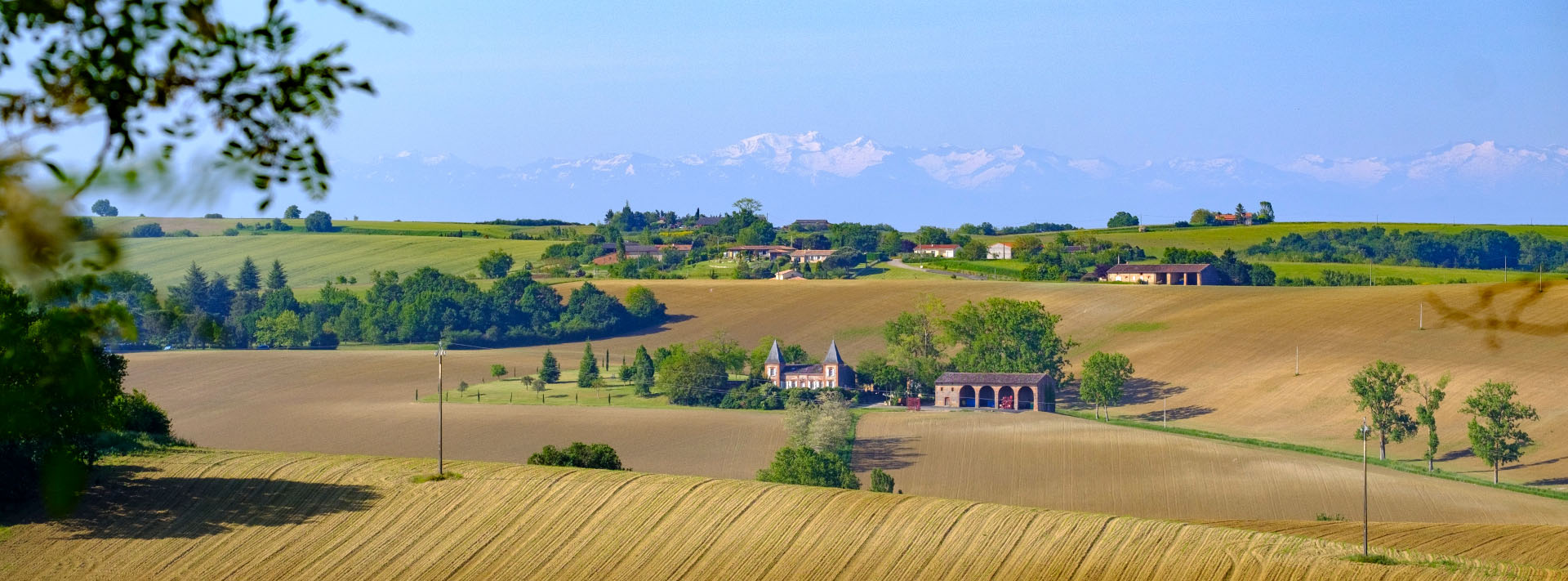 Vue du chateau Cassé à Aureville et des collines environnantes